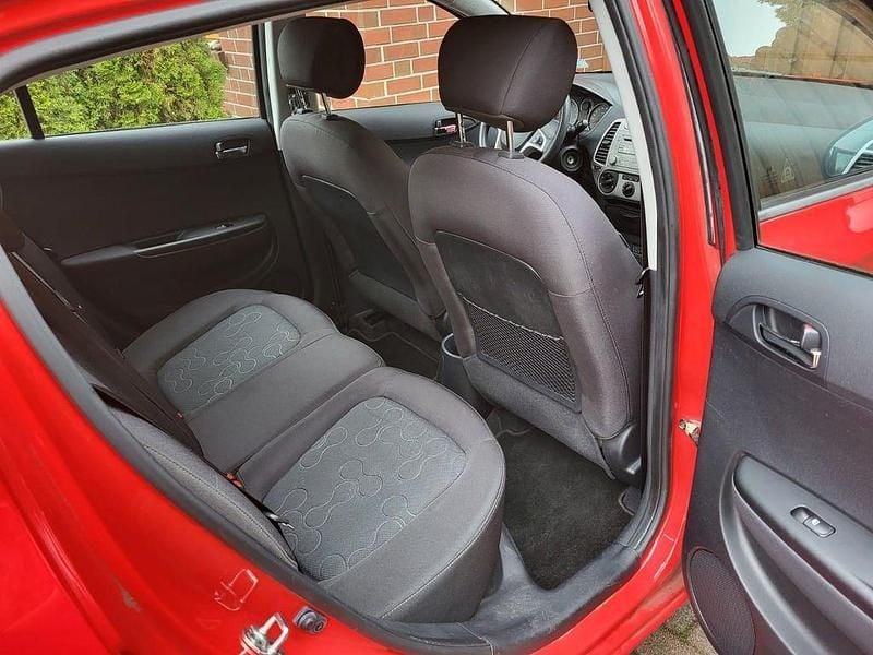 Gebraucht Hyundai i20 77 PS (56 kW) 2011 Rot Kleinwagen