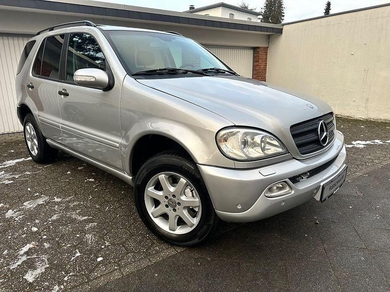 Silber Gebraucht 2002 Mercedes ML270 SUV | 6.250 € (Etwas zu teuer) - Bild 1/4