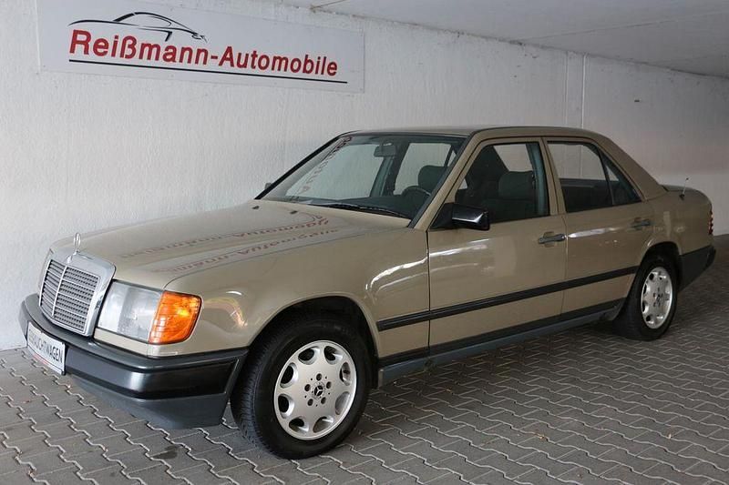 Beige Gebraucht 1988 Mercedes E200 Limousine | 3.980 € - Bild 1/4