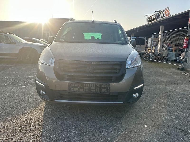 Gebraucht Peugeot Partner Tepee Allure 99 PS (72 kW) 2016 Braun Van / Kleinbus