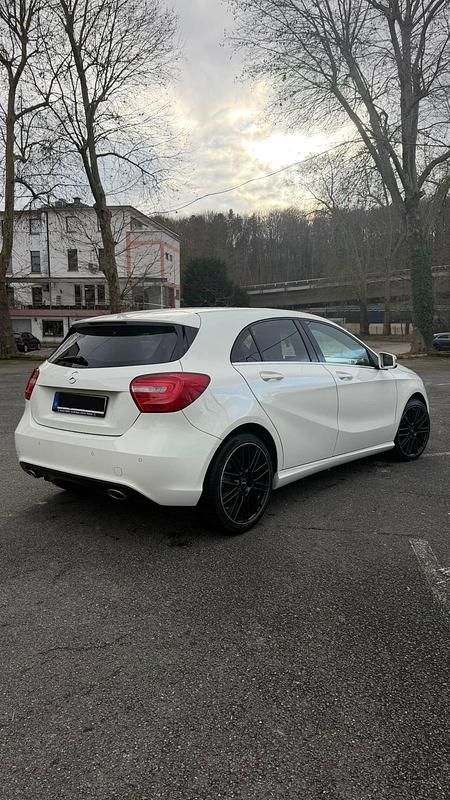 Gebraucht Mercedes A180 109 PS (80 kW) 2015 Weiß Kleinwagen
