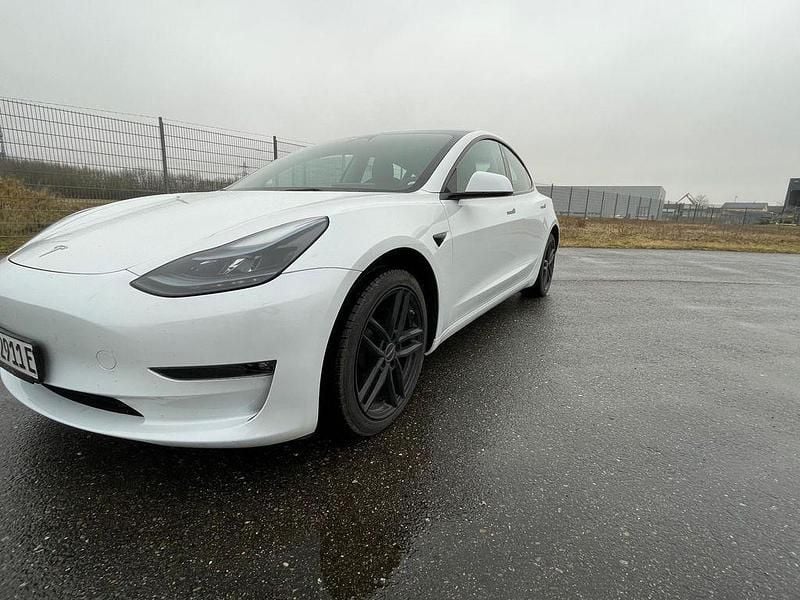 Weiß Gebraucht 2023 Tesla Model 3 Limousine | 30.981 € (Guter Preis) - Bild 1/4