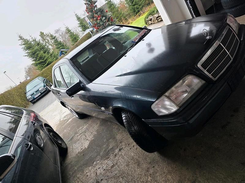 Schwarz Gebraucht 1994 Mercedes C180 Limousine | 3.800 € - Bild 1/4