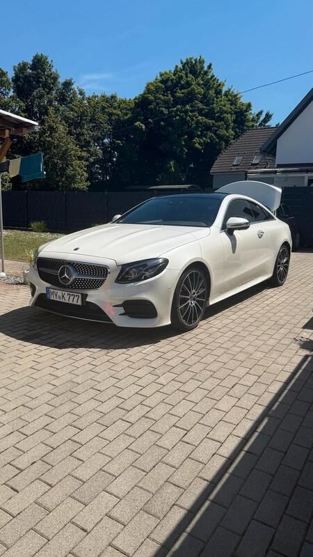 Weiß Gebraucht 2018 Mercedes E220 AMG line Coupé | 40.000 € (Teuer) - Bild 1/4