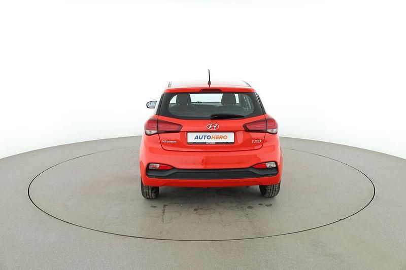Gebraucht Hyundai i20 Trend 101 PS (74 kW) 2018 Rot Limousine