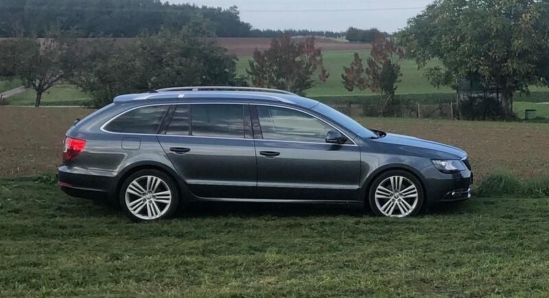Grau Gebraucht 2014 Skoda Superb Elegance Kombi | 10.999 € (Fairer Preis) - Bild 1/1