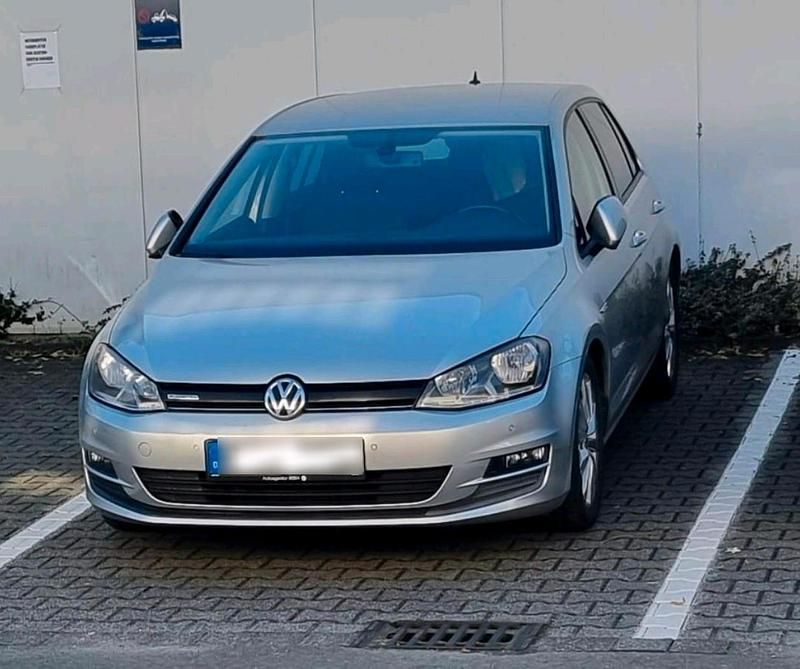 Silber Gebraucht 2013 VW Golf VII Comfortline Limousine | 12.900 € - Bild 1/4