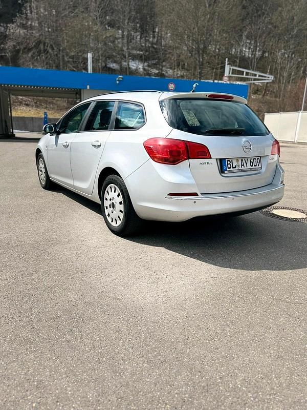 Second-hand Opel Astra 163 CP (119 kW) 2013 Gri Berlinǎ