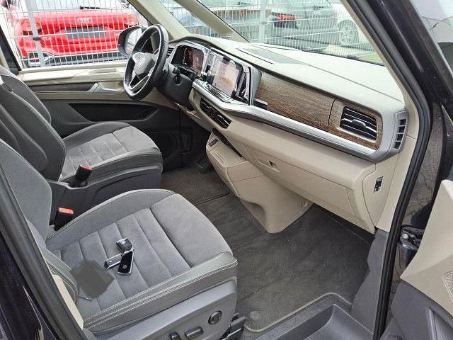 Second-hand VW Multivan Style 150 CP (110 kW) 2023 Albastru Monovolum
