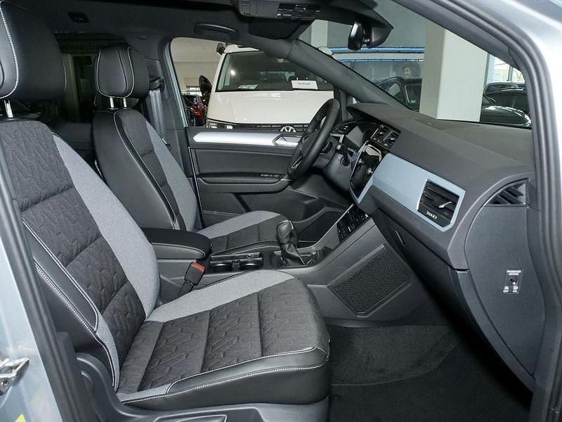 Gebraucht VW Touran 150 PS (110 kW) 2025 Silber Van / Kleinbus