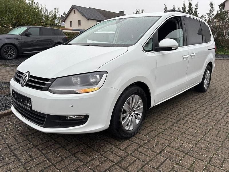 Pure white Gebraucht 2019 VW Sharan Comfortline Van / Kleinbus | 17.890 € (Superpreis) - Bild 1/4