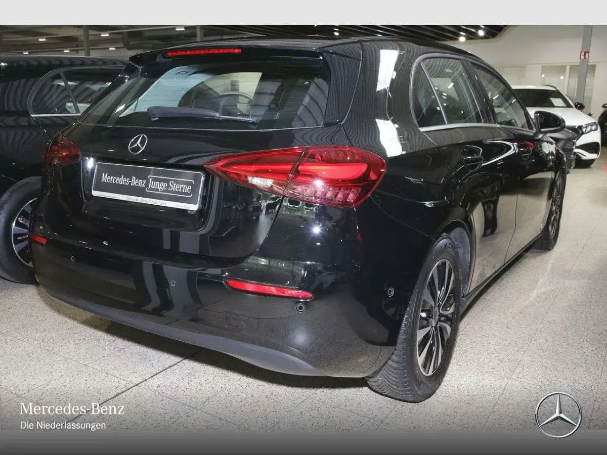 Gebraucht Mercedes A200 Advanced 150 PS (110 kW) 2023 Schwarz Limousine