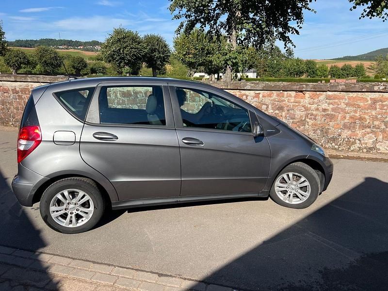 Grau Gebraucht 2012 Mercedes A160 Kleinwagen | 5.900 € (Guter Preis) - Bild 1/4