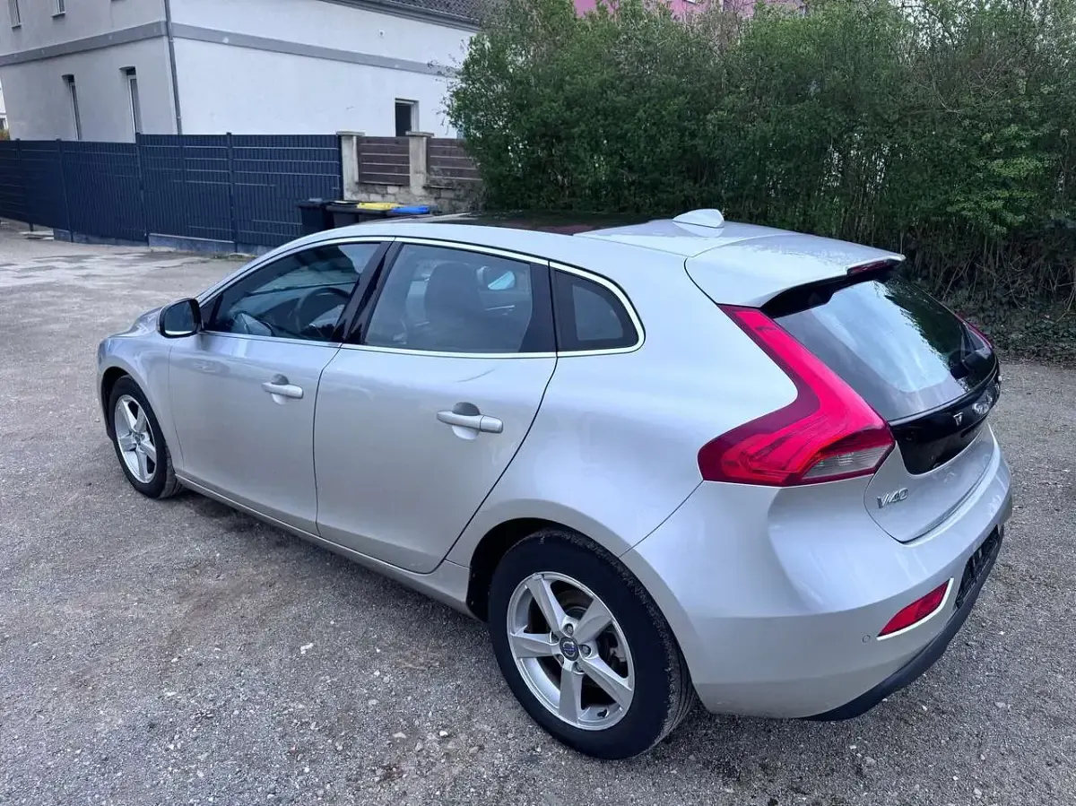 Second-hand Volvo V40 114 CP (83 kW) 2012 Argintiu Hatchback