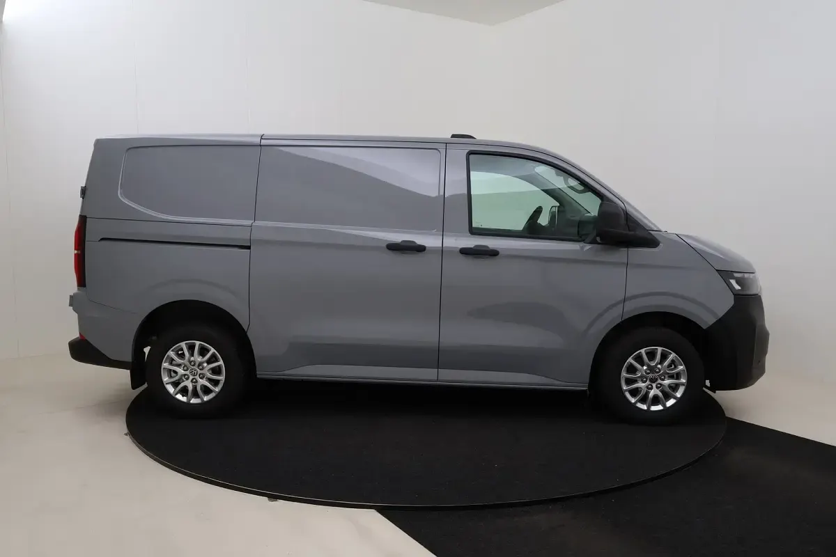 Neu VW T7 150 PS (110 kW) 2026 Grau (stone grey) Van