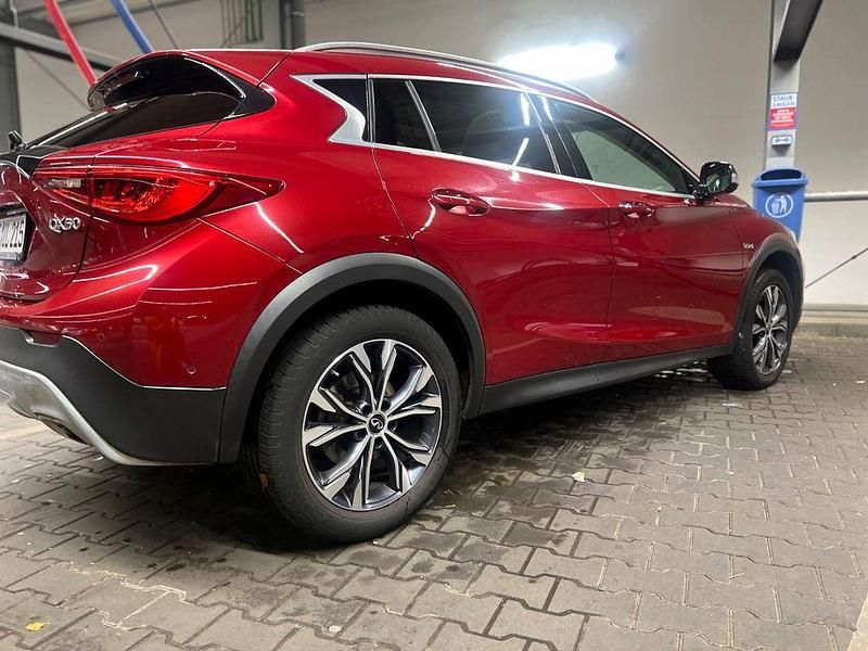 Gebraucht Infiniti QX30 170 PS (125 kW) 2016 Rot SUV