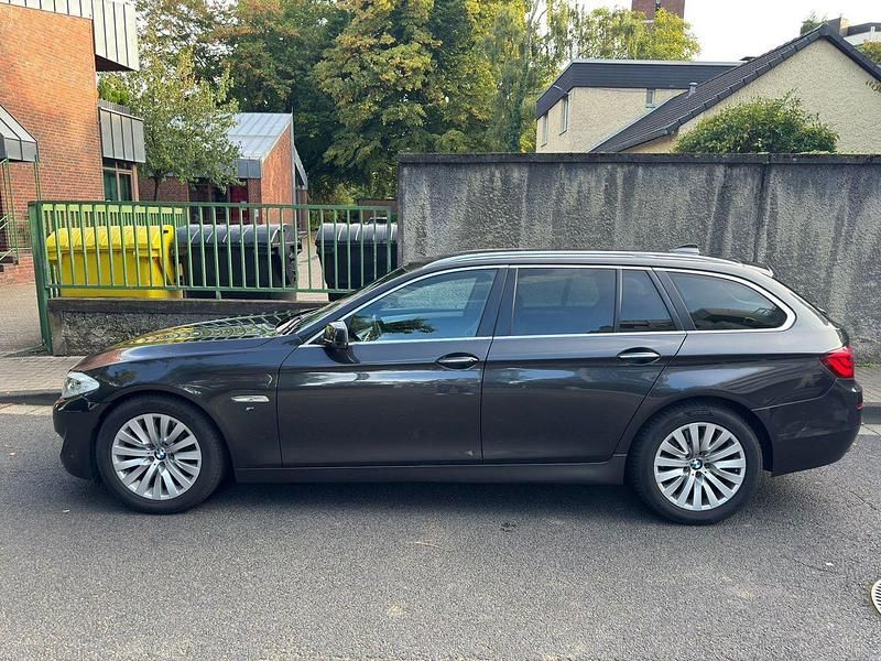 Gebraucht BMW 530 258 PS (189 kW) 2013 Blau Kombi