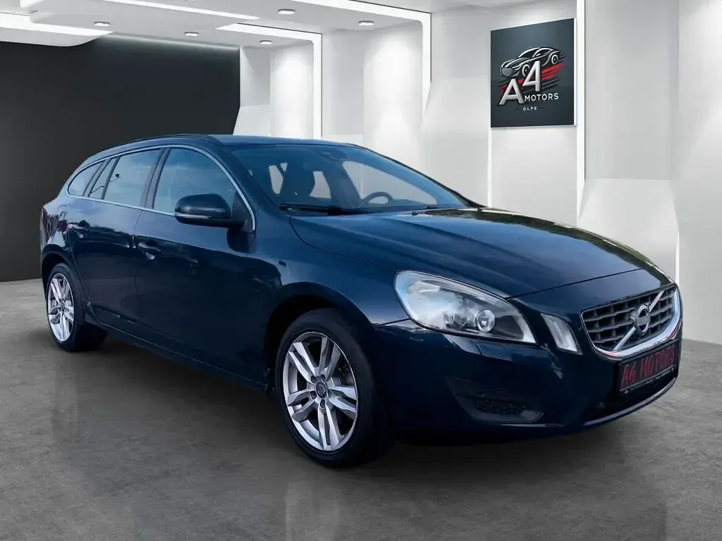 Gebraucht Volvo V60 163 PS (119 kW) 2014 Caspian blue Kombi