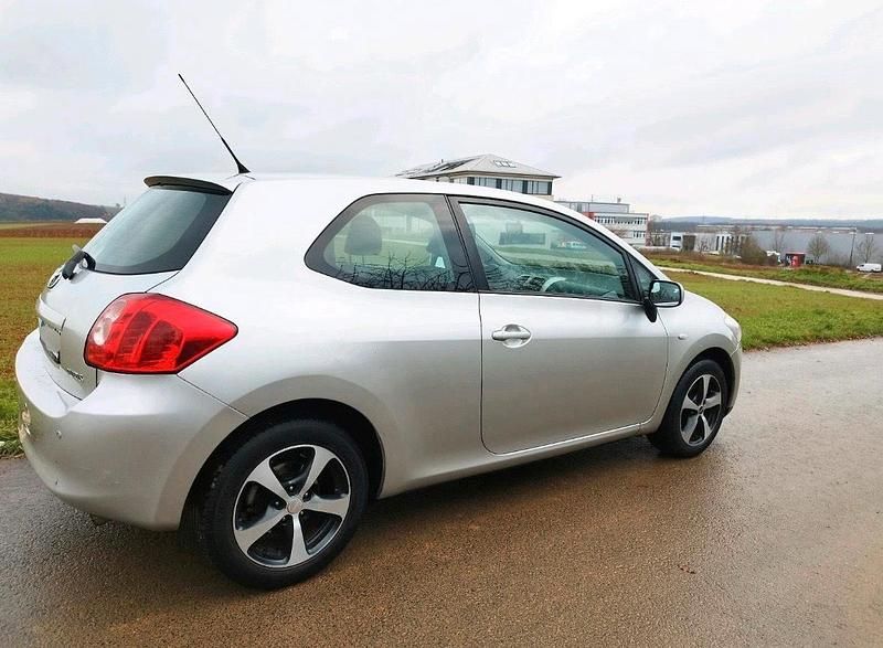 Gebraucht Toyota Auris 124 PS (91 kW) 2007 Silber Kleinwagen