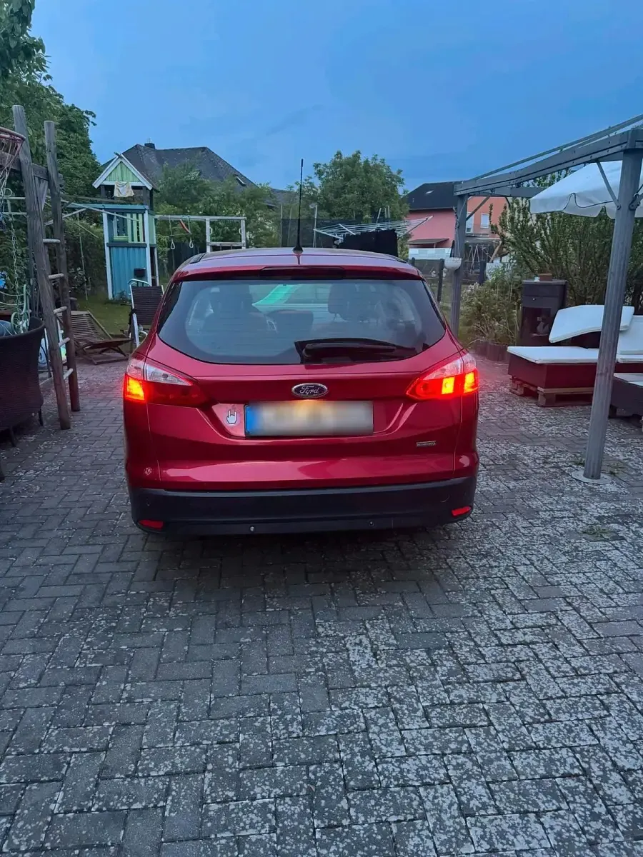 Gebraucht Ford Focus 100 PS (73 kW) 2014 Rot Kombi