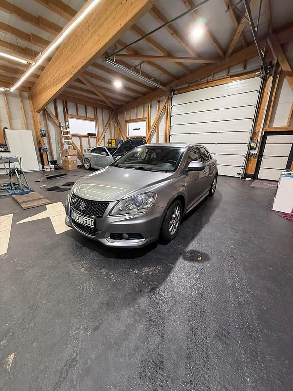 Silber Gebraucht 2014 Suzuki Kizashi Sport Limousine | 7.000 € (Fairer Preis) - Bild 1/4