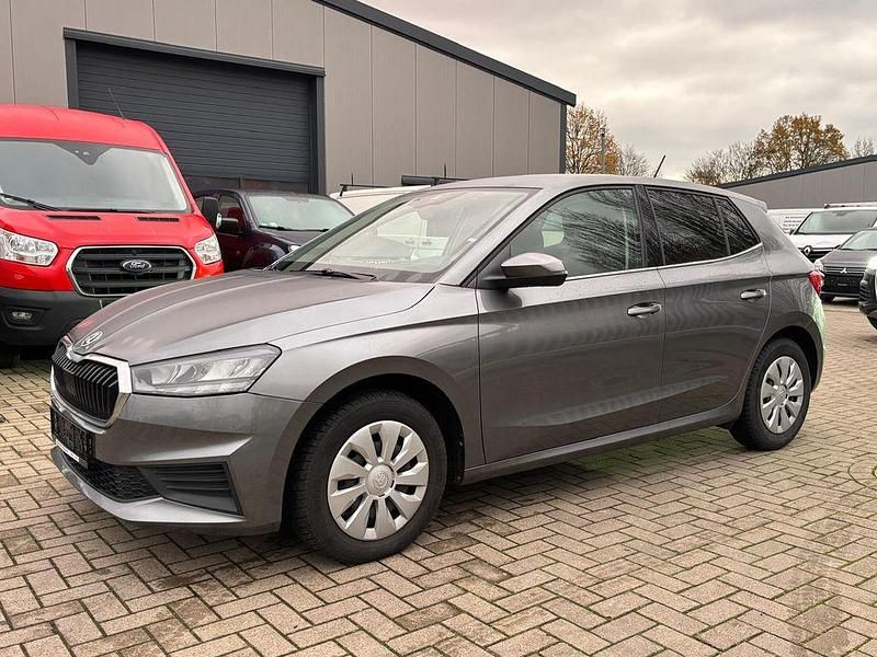 Grau Gebraucht 2021 Skoda Fabia Ambition Limousine | 12.780 € (Fairer Preis) - Bild 1/4