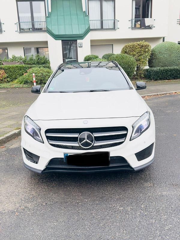 Weiß Gebraucht 2016 Mercedes GLA220 SUV | 16.990 € (Fairer Preis) - Bild 1/4