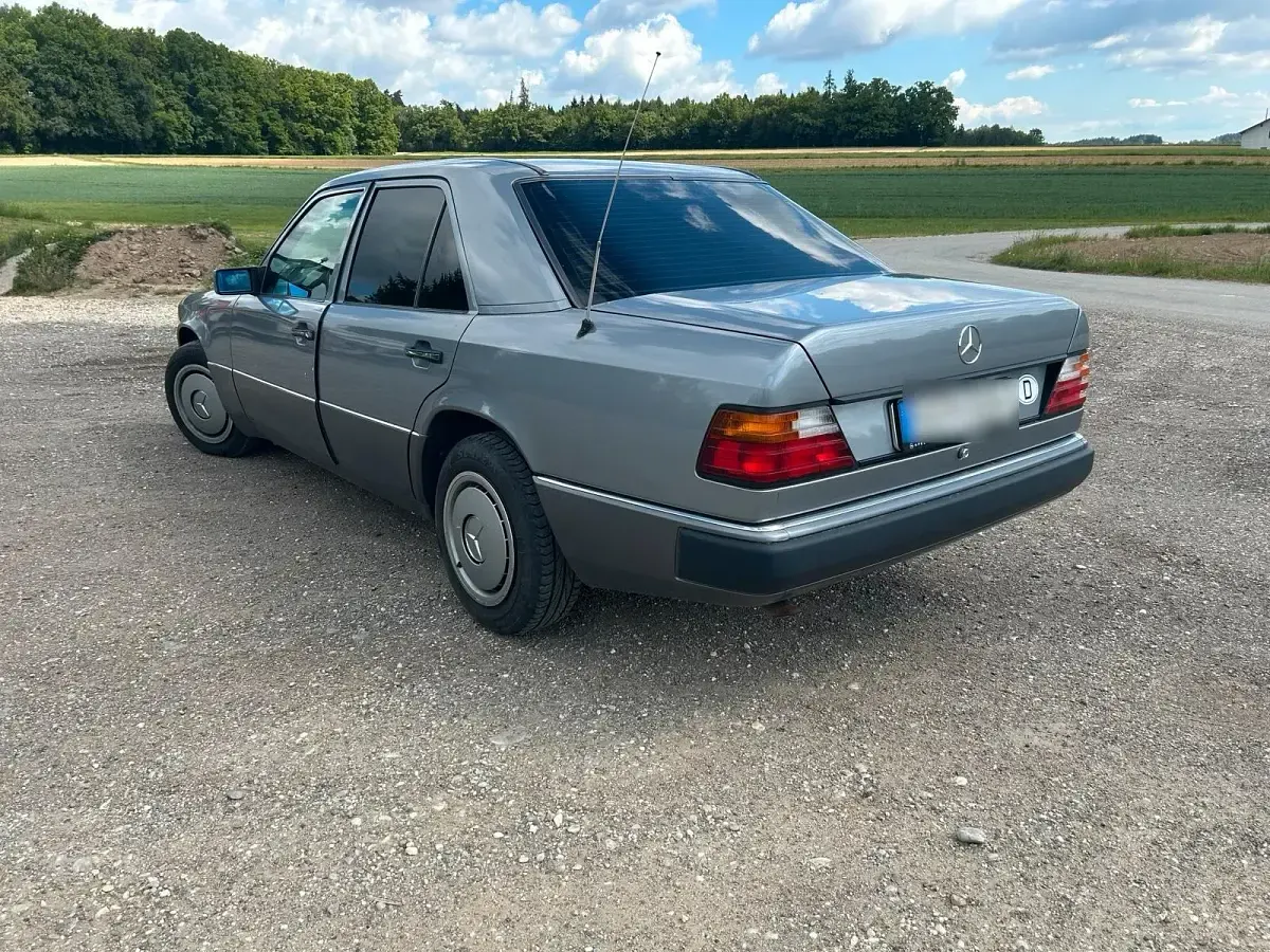 Gebraucht Mercedes 200 135 PS (99 kW) 1992 Grau Limousine