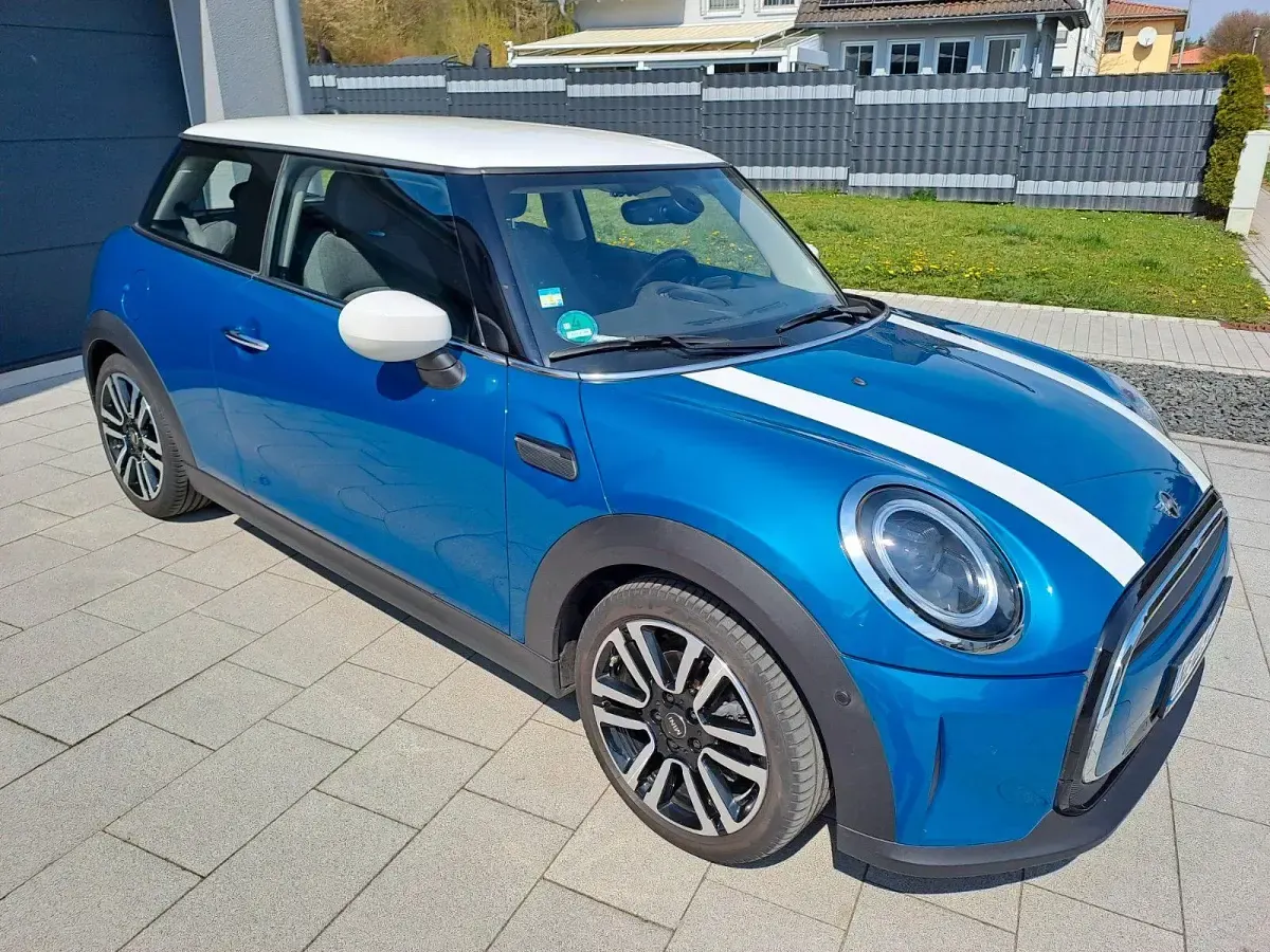Używany Mini Cooper Classic 136 KM (100 kW) 2021 Niebieski Hatchback