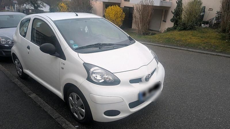 Gebraucht Toyota Aygo 68 PS (50 kW) 2010 Weiß Kleinwagen