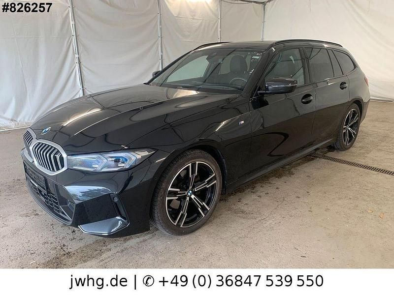 Saphirschwarz metallic (metallic) Gebraucht 2022 BMW 320 M Sport Kombi | 36.950 € (Fairer Preis) - Bild 1/4