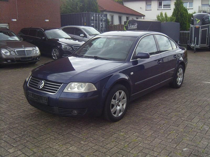 Blau Gebraucht 2001 VW Passat Trendline Limousine | 1.900 € - Bild 1/4