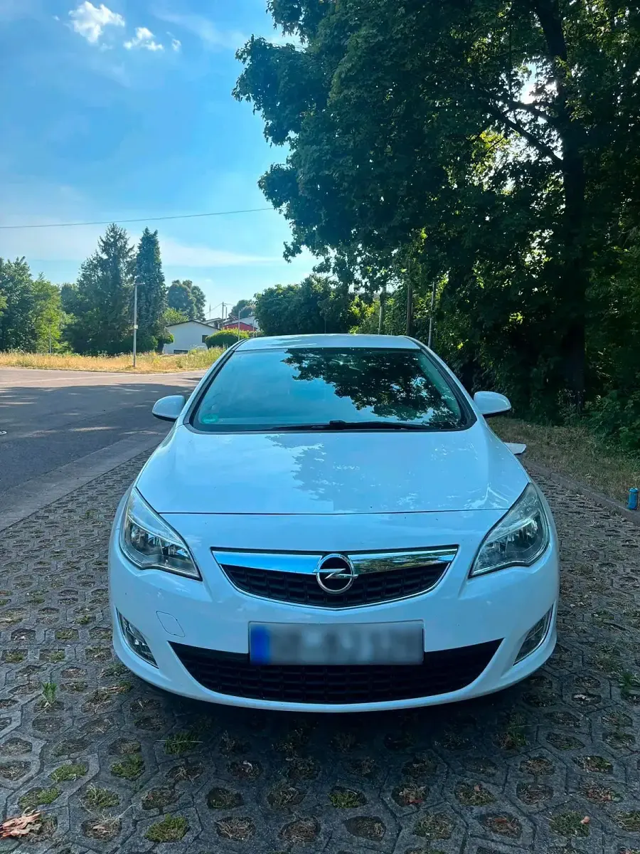 Gebraucht Opel Astra Eco 105 PS (77 kW) 2011 Weiß Kleinwagen