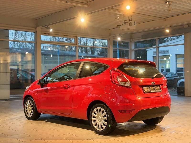 Gebraucht Ford Fiesta Trend 101 PS (74 kW) 2016 Rot Kleinwagen