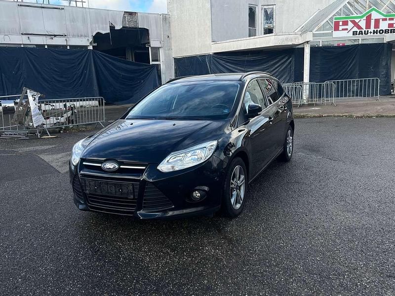 Schwarz Gebraucht 2013 Ford Focus Champions Edition Kombi | 2.999 € (Superpreis) - Bild 1/4