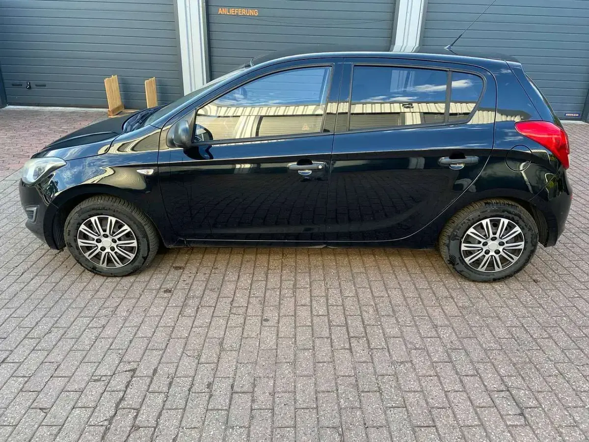 Gebraucht Hyundai i20 Trend 101 PS (74 kW) 2014 Schwarz Kleinwagen