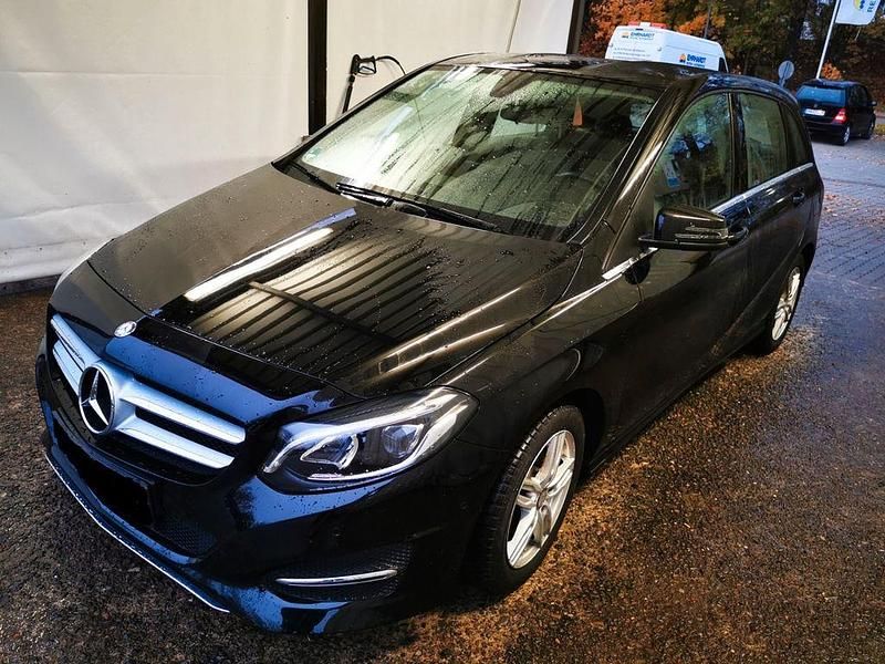 Gebraucht Mercedes B180 122 PS (89 kW) 2015 Schwarz Van / Kleinbus