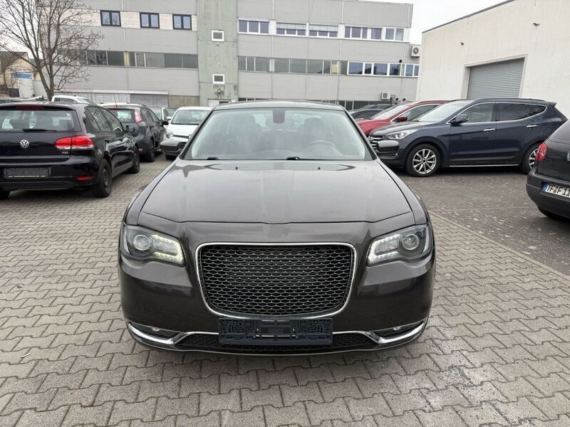 Grau Gebraucht 2017 Chrysler 300C Limited Limousine | 21.990 € (Teuer) - Bild 1/4