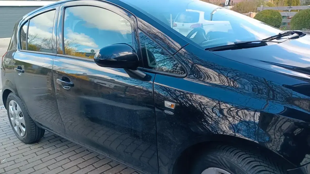 Używany Opel Corsa 85 KM (62 kW) 2011 Czarny Hatchback