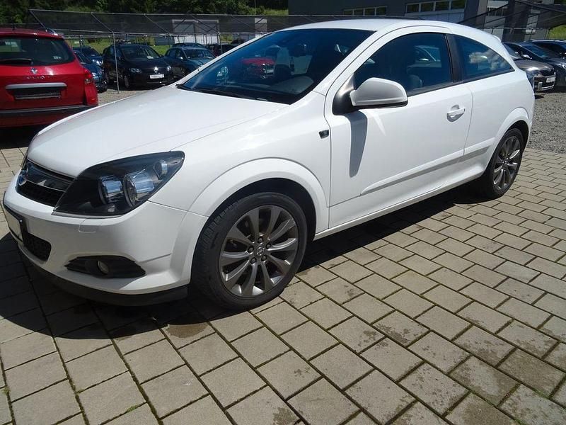 Weiß Gebraucht 2010 Opel Astra GTC Sport Limousine | 5.490 € (Fairer Preis) - Bild 1/4