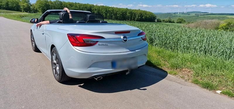 Second-hand Opel Cascada 165 CP (121 kW) 2014 Albastru Cabrio