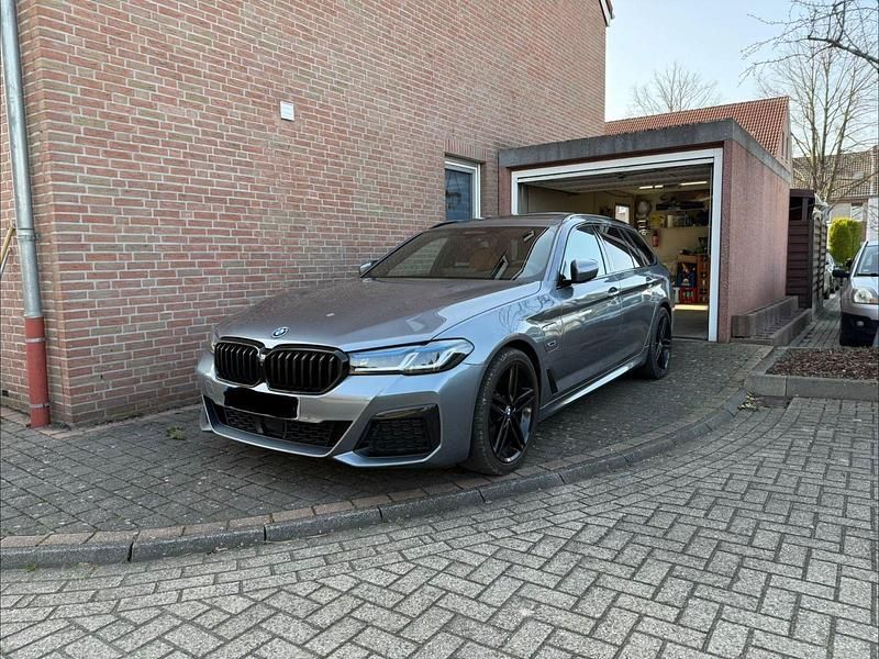 Gebraucht BMW 530e Shadowline 292 PS (214 kW) 2022 Grau Kombi