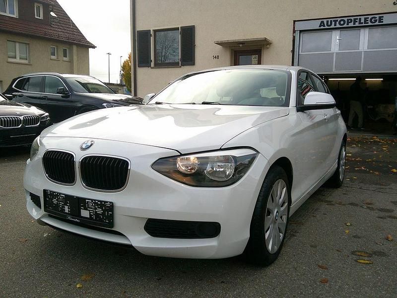 Weiß Gebraucht 2015 BMW 116 Sport Line Kleinwagen | 5.990 € (Superpreis) - Bild 1/4