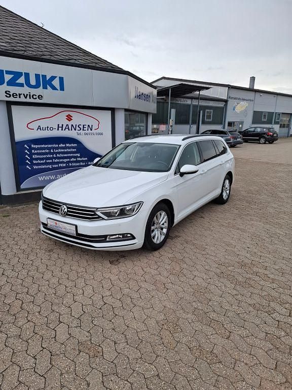 Weiß Gebraucht 2017 VW Passat Comfortline Kombi | 15.850 € (Fairer Preis) - Bild 1/4