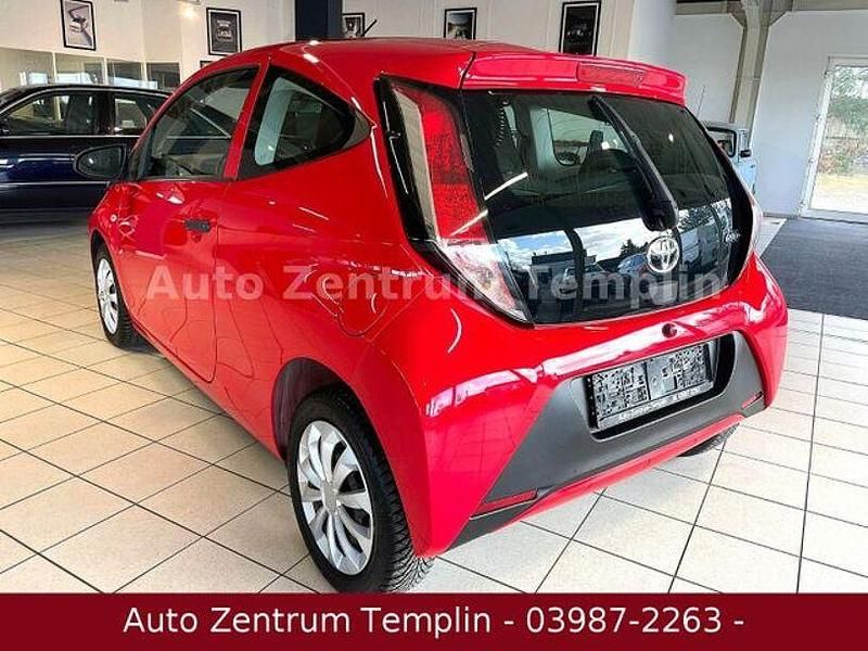 Gebraucht Toyota Aygo 69 PS (50 kW) 2017 Rot Kleinwagen