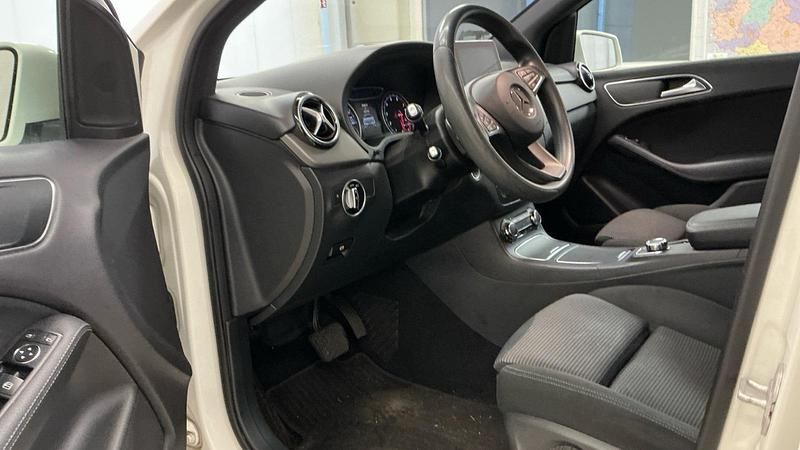 Gebraucht Mercedes B180 122 PS (89 kW) 2015 Weiß Van / Kleinbus