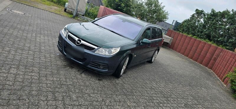 Grün Gebraucht 2005 Opel Vectra Kombi | 1.590 € - Bild 1/4