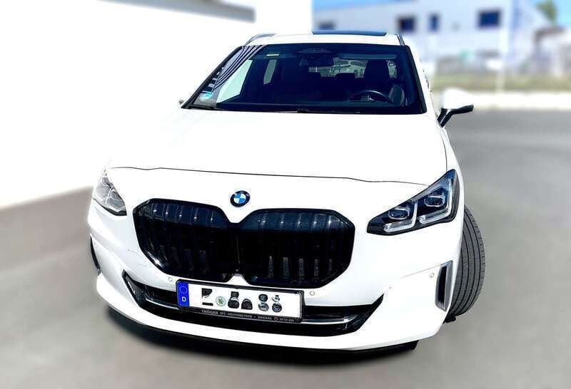 Weiß Gebraucht 2022 BMW 223 Active Tourer Luxury Line Van / Kleinbus | 28.900 € (Guter Preis) - Bild 1/4