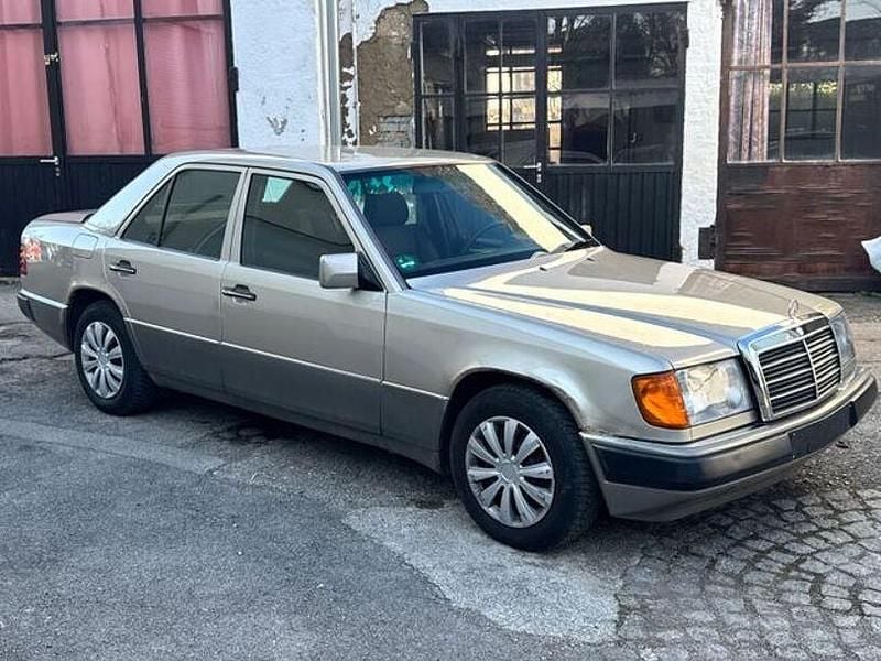 Gebraucht Mercedes 230 132 PS (97 kW) 1990 Silber Limousine