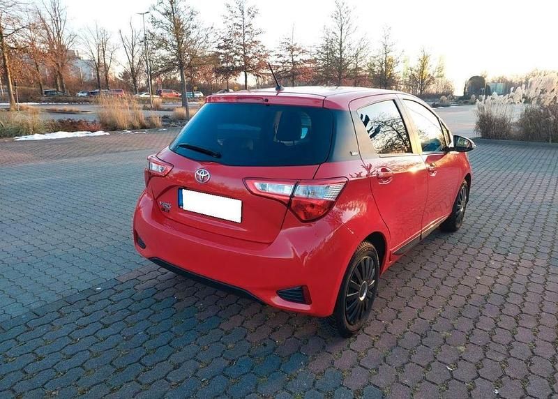 Gebraucht Toyota Yaris Club 111 PS (81 kW) 2019 Rot Limousine
